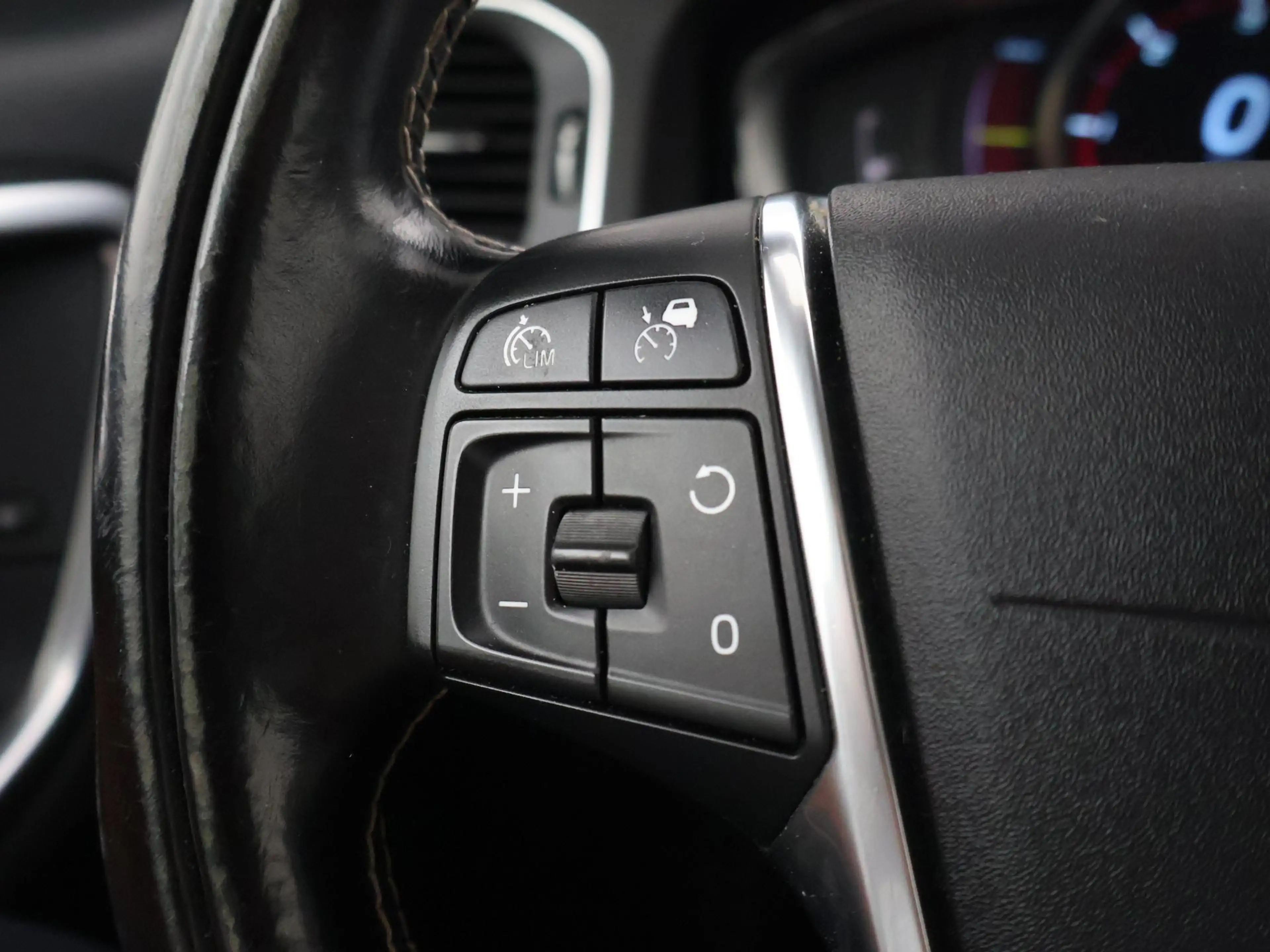Volvo V60 2.4 D6 AWD PLUG-IN AMBER BLACK + COGNAC LEDER | AD — photo 14