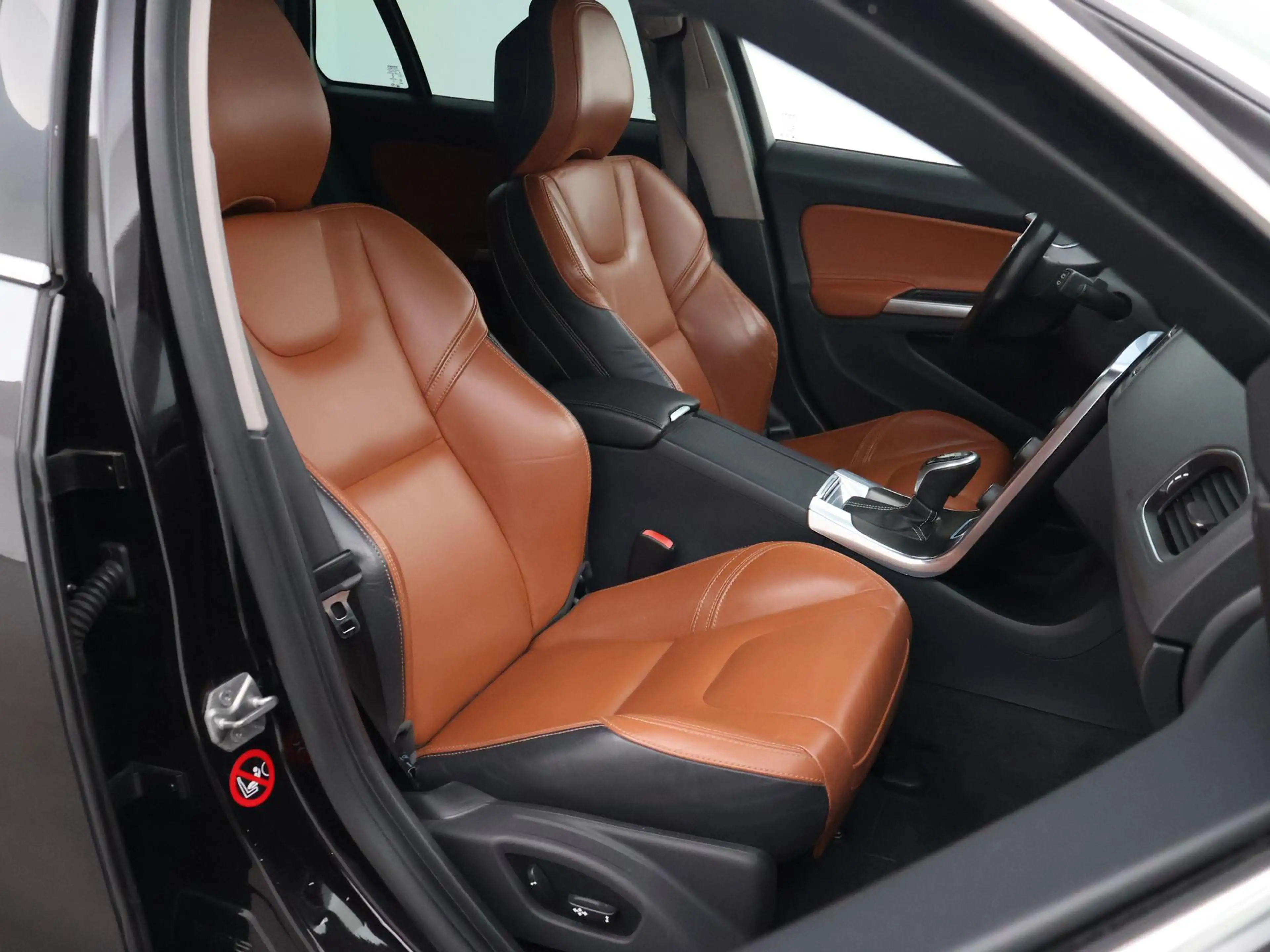 Volvo V60 2.4 D6 AWD PLUG-IN AMBER BLACK + COGNAC LEDER | AD — photo 4