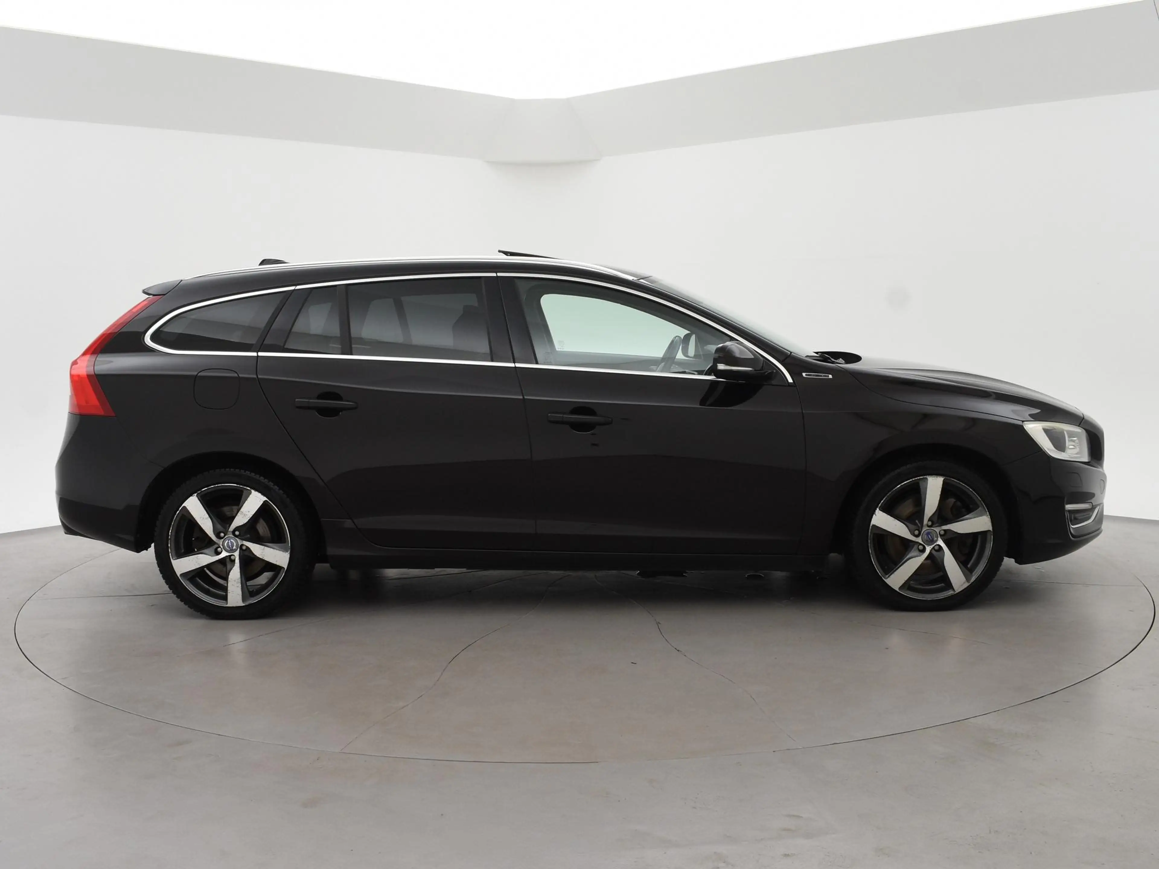 Volvo V60 2.4 D6 AWD PLUG-IN AMBER BLACK + COGNAC LEDER | AD — photo 36