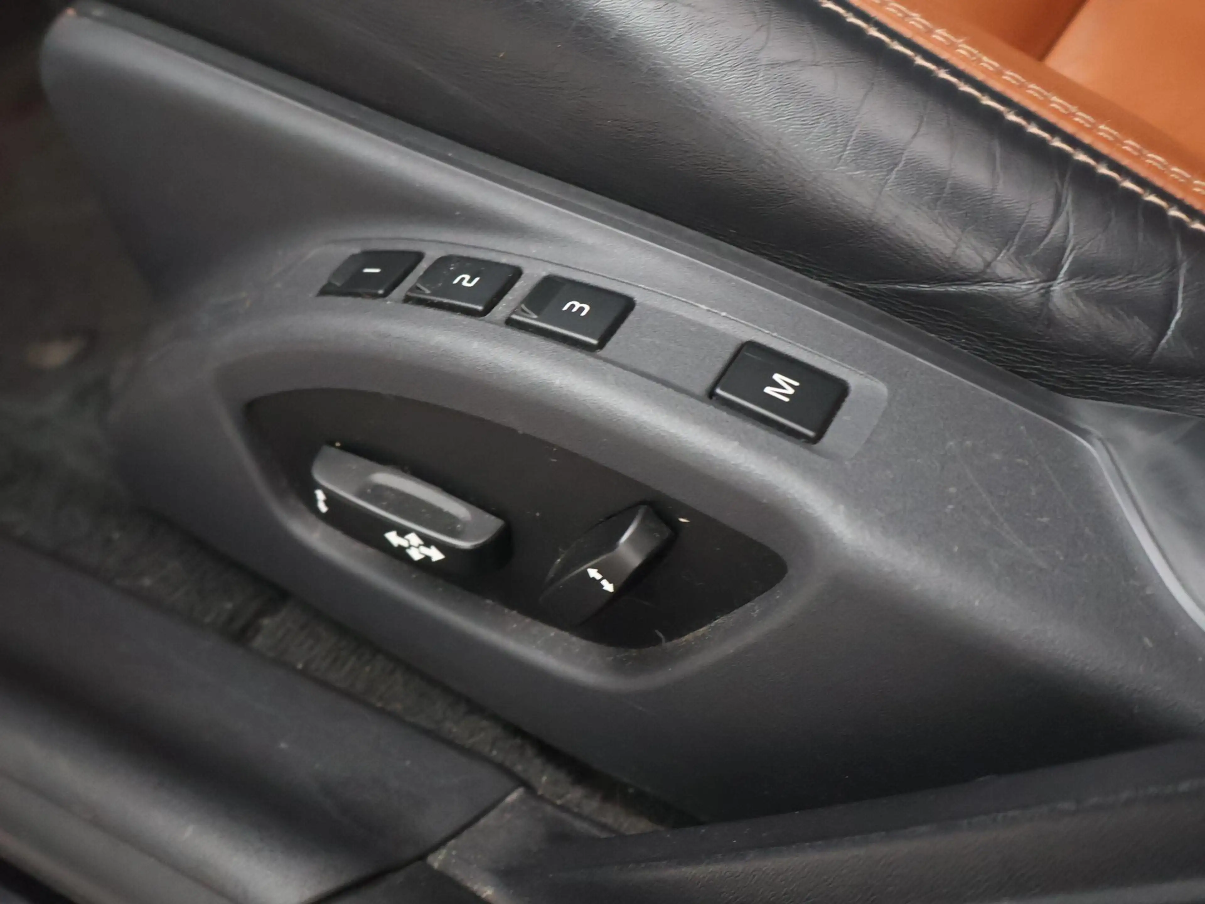 Volvo V60 2.4 D6 AWD PLUG-IN AMBER BLACK + COGNAC LEDER | AD — photo 26