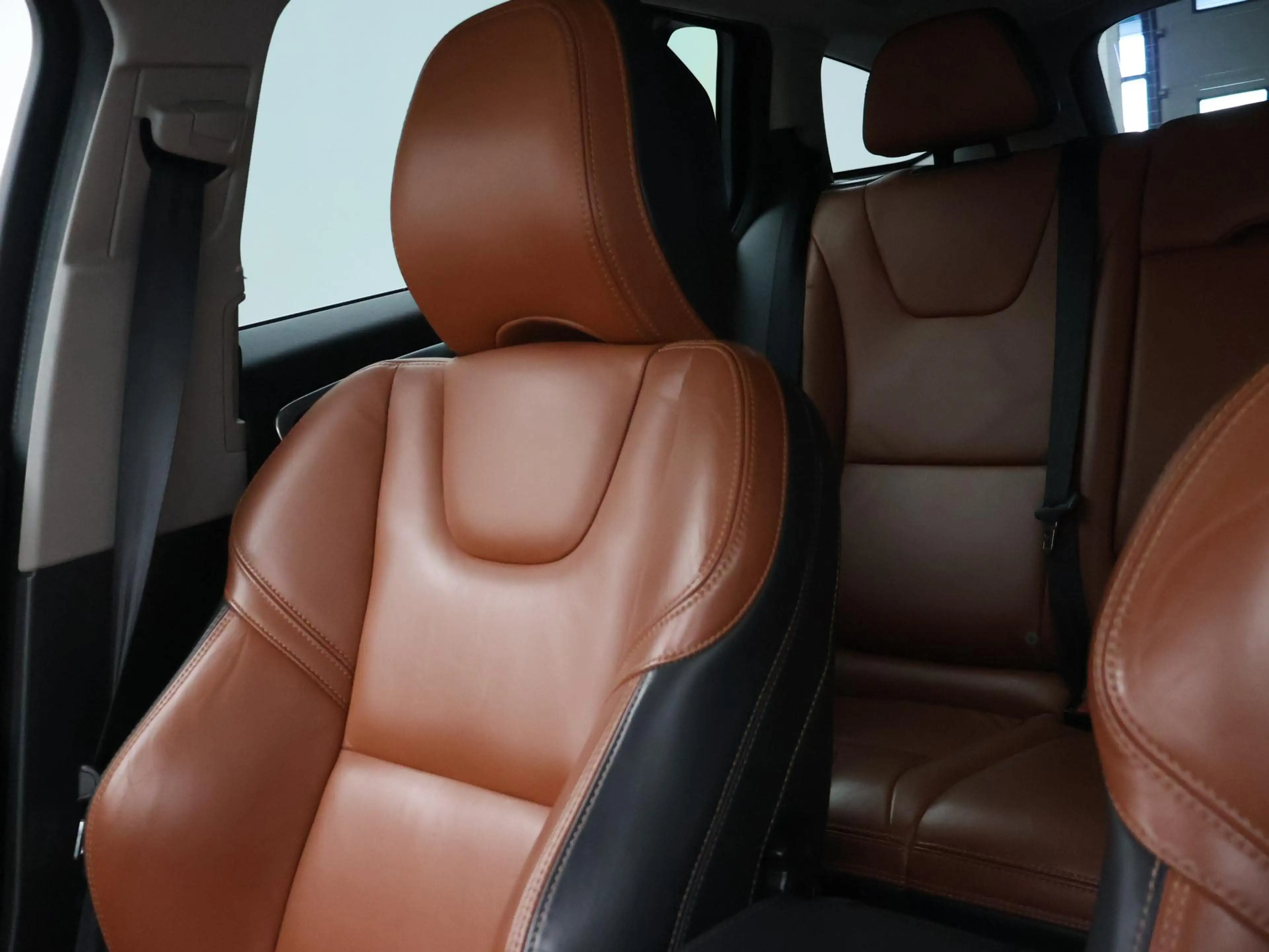 Volvo V60 2.4 D6 AWD PLUG-IN AMBER BLACK + COGNAC LEDER | AD — photo 23