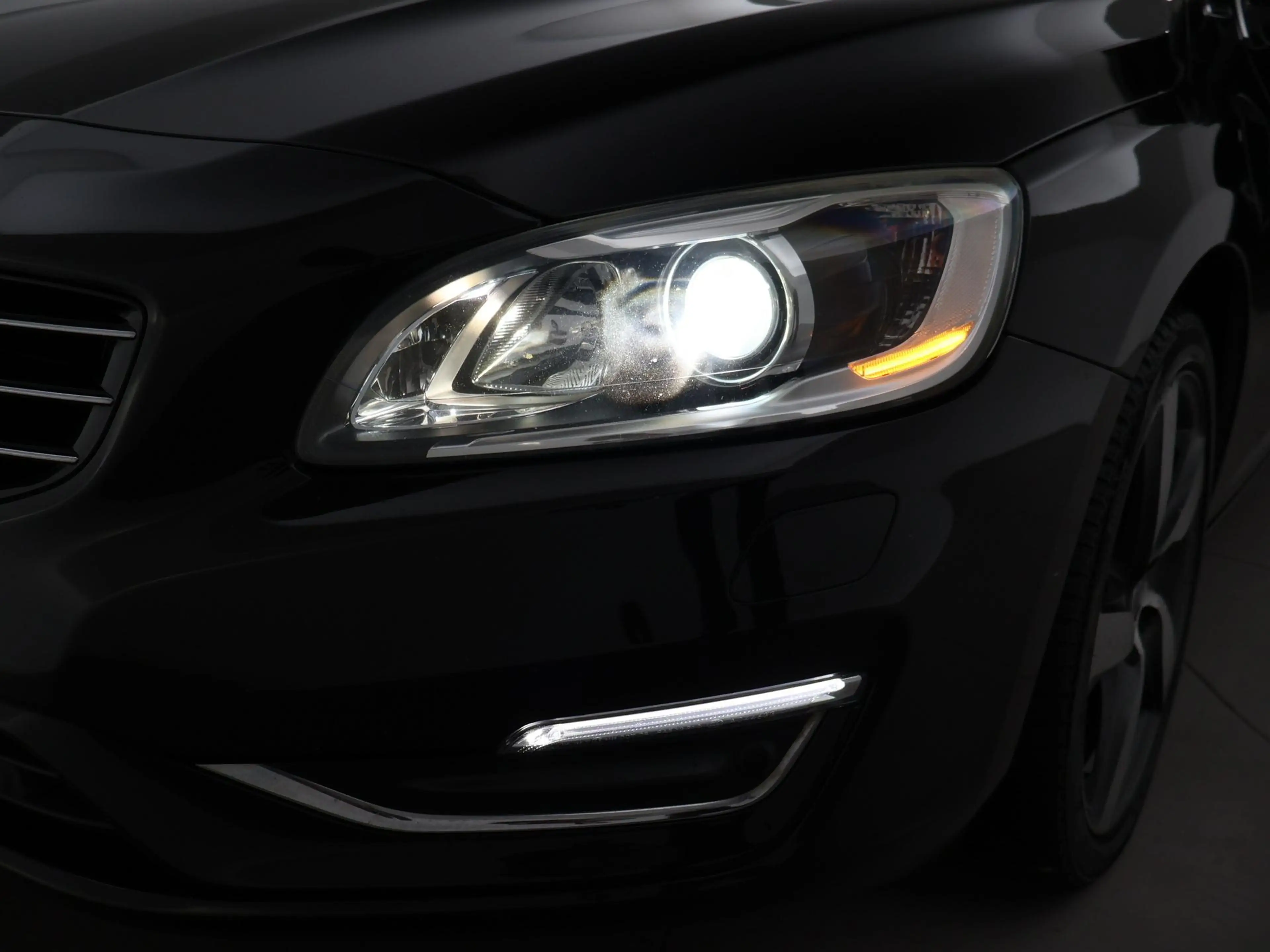 Volvo V60 2.4 D6 AWD PLUG-IN AMBER BLACK + COGNAC LEDER | AD — photo 40