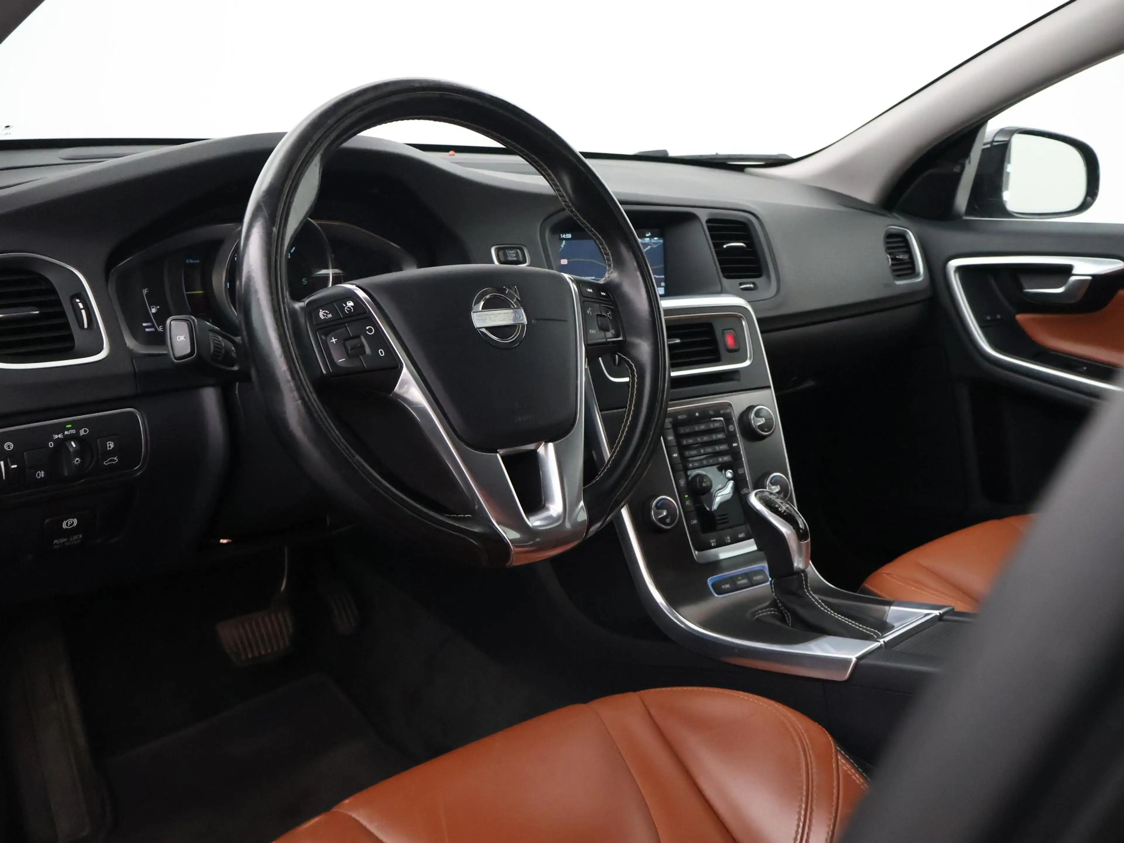 Volvo V60 2.4 D6 AWD PLUG-IN AMBER BLACK + COGNAC LEDER | AD — photo 38