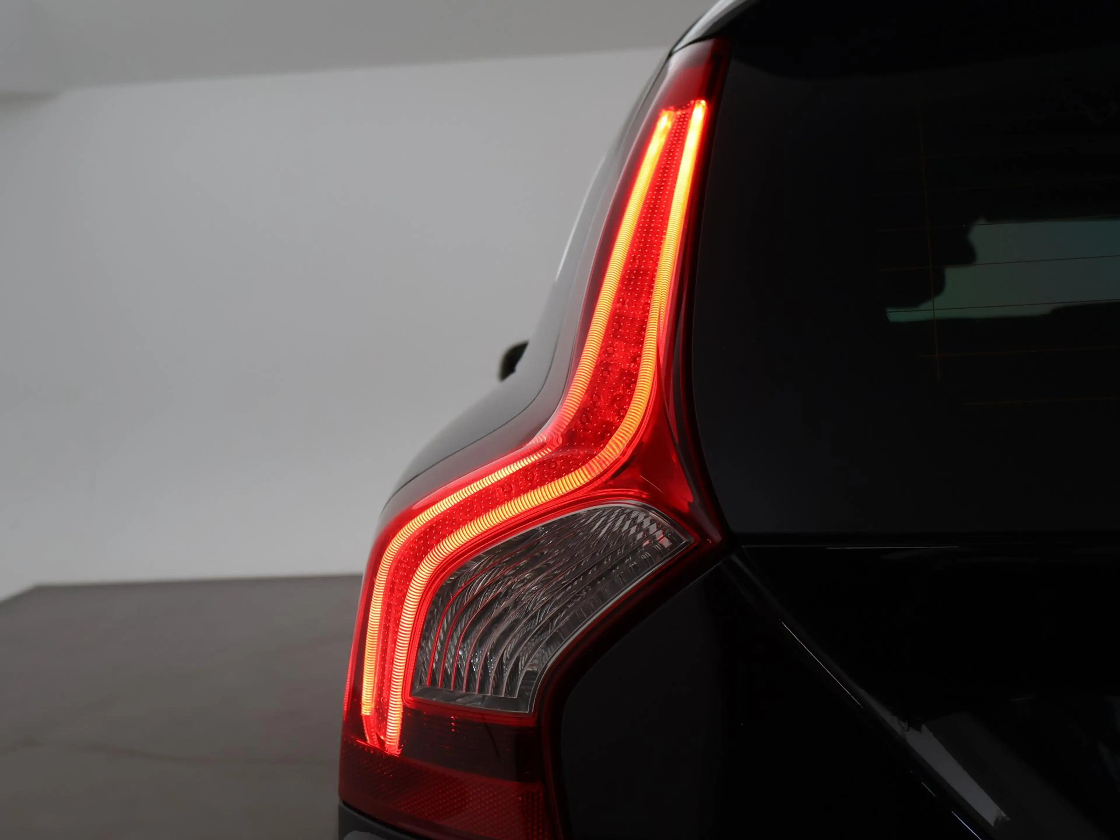 Volvo V60 2.4 D6 AWD PLUG-IN AMBER BLACK + COGNAC LEDER | AD — photo 21