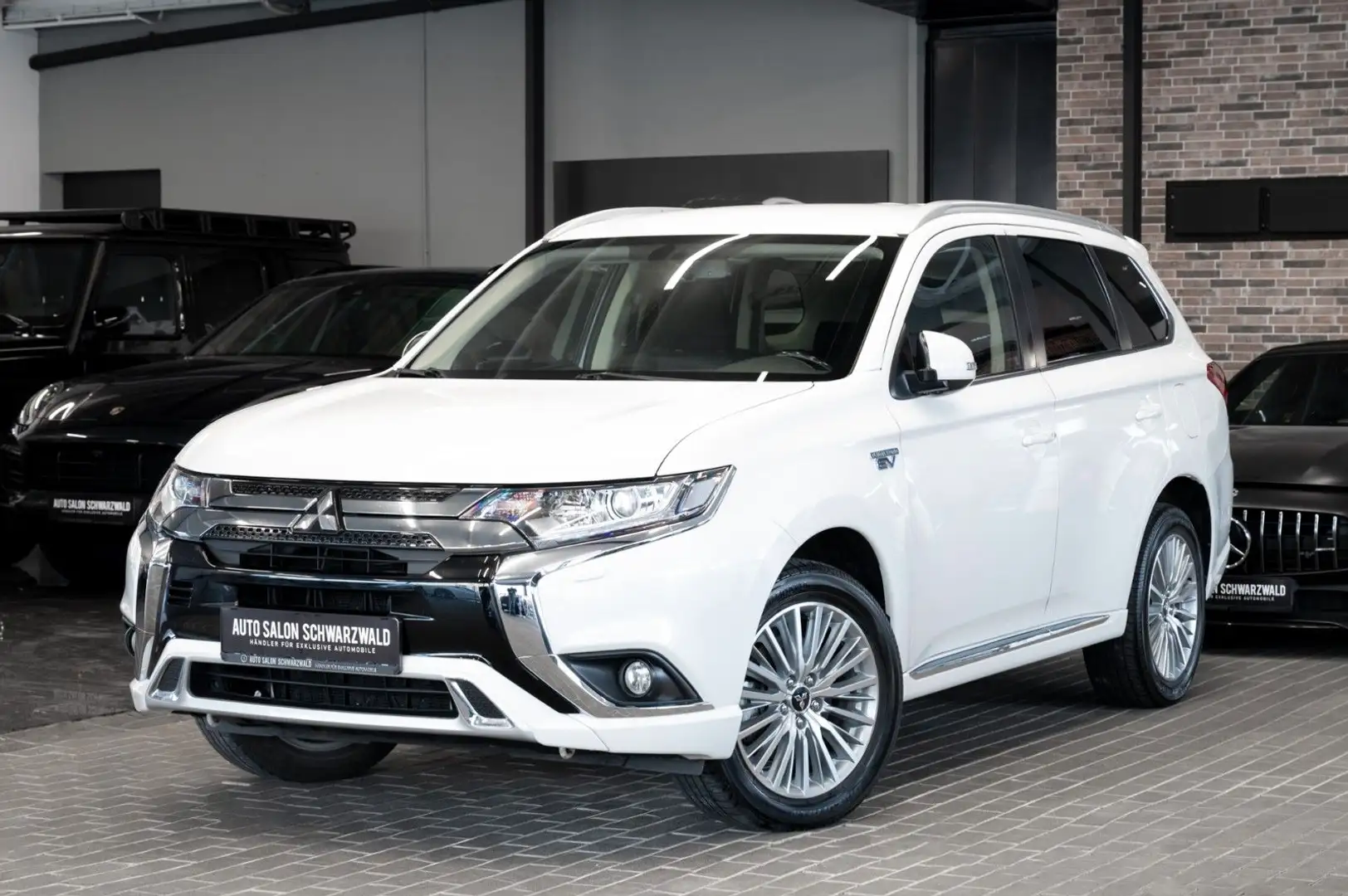 Mitsubishi Outlander PHEV 4WD|RÜCKFAHRKAMERA|CARPLAY|2.HAND Fehér - 1