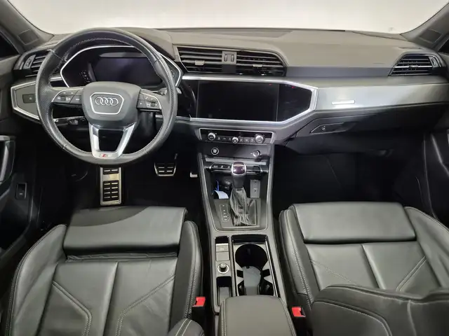Audi Q3 view 8