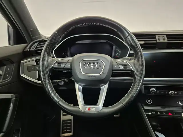 Audi Q3 view 9