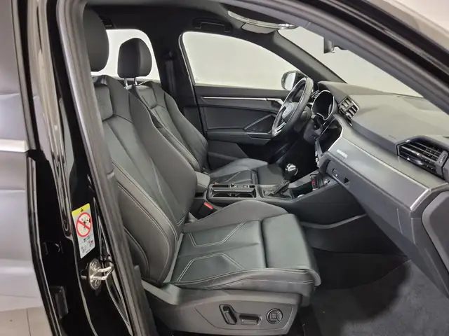 Audi Q3 view 10