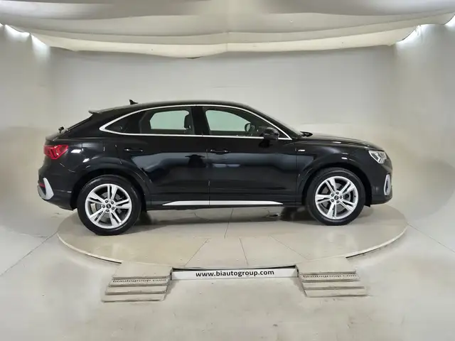 Audi Q3 view 5