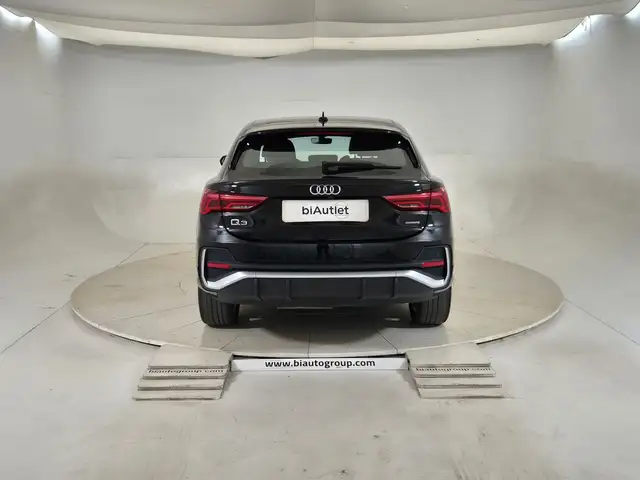 Audi Q3 view 3