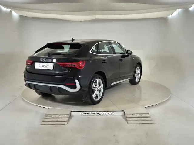 Audi Q3 view 4