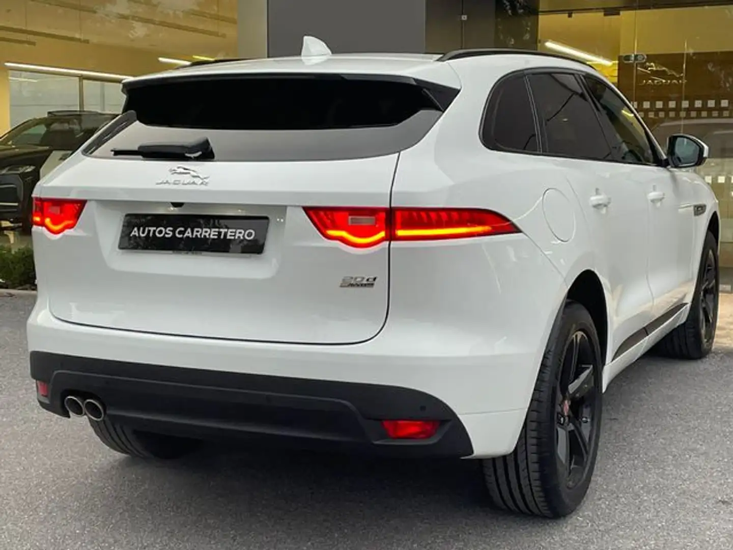 Jaguar F-Pace 2.0i4D R-Sport Aut. AWD 180 Biały - 2