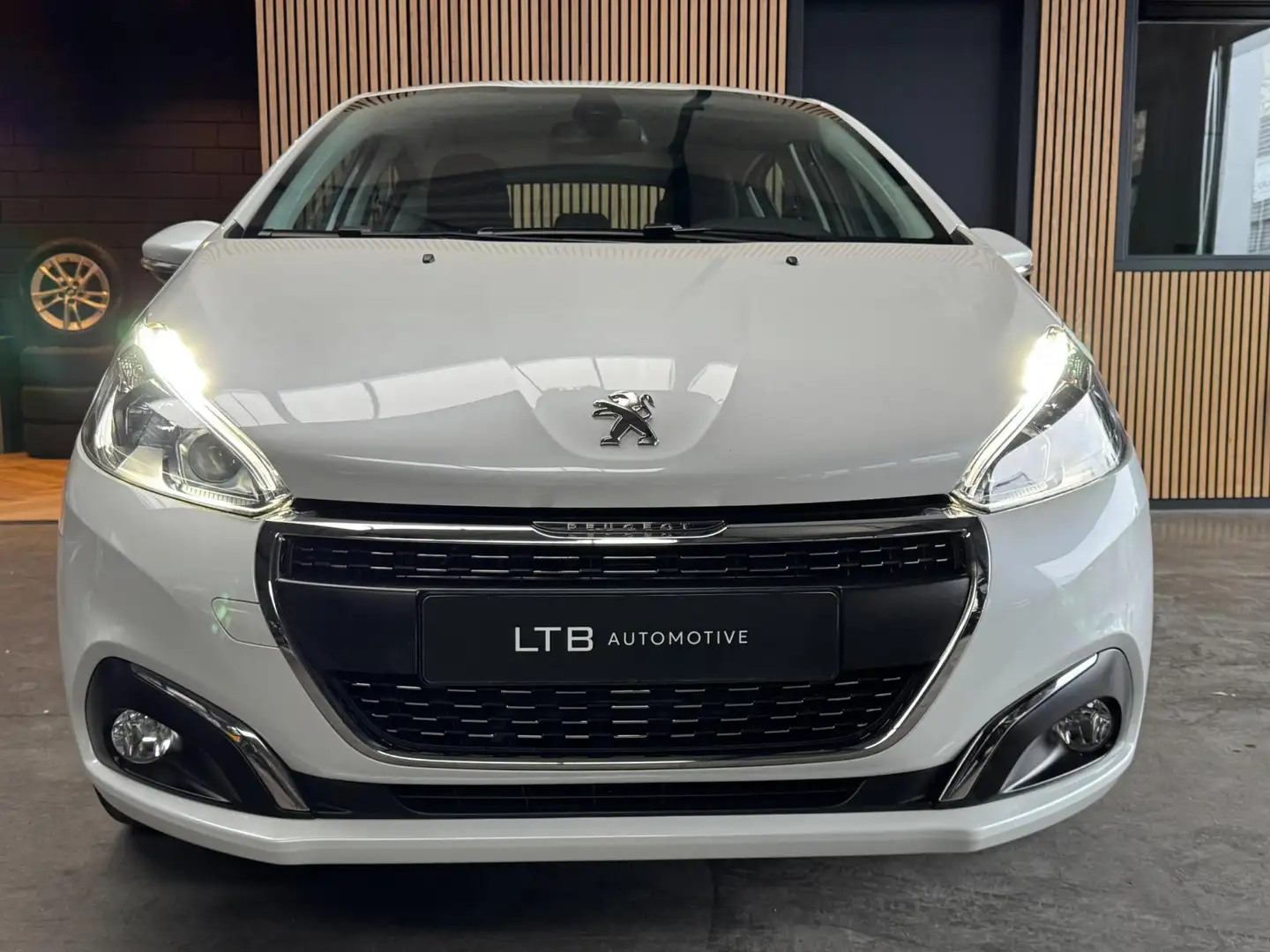 Peugeot 208 1.2 PureTech Signature Automaat|Carplay|PDC|Crusie Blanc - 2