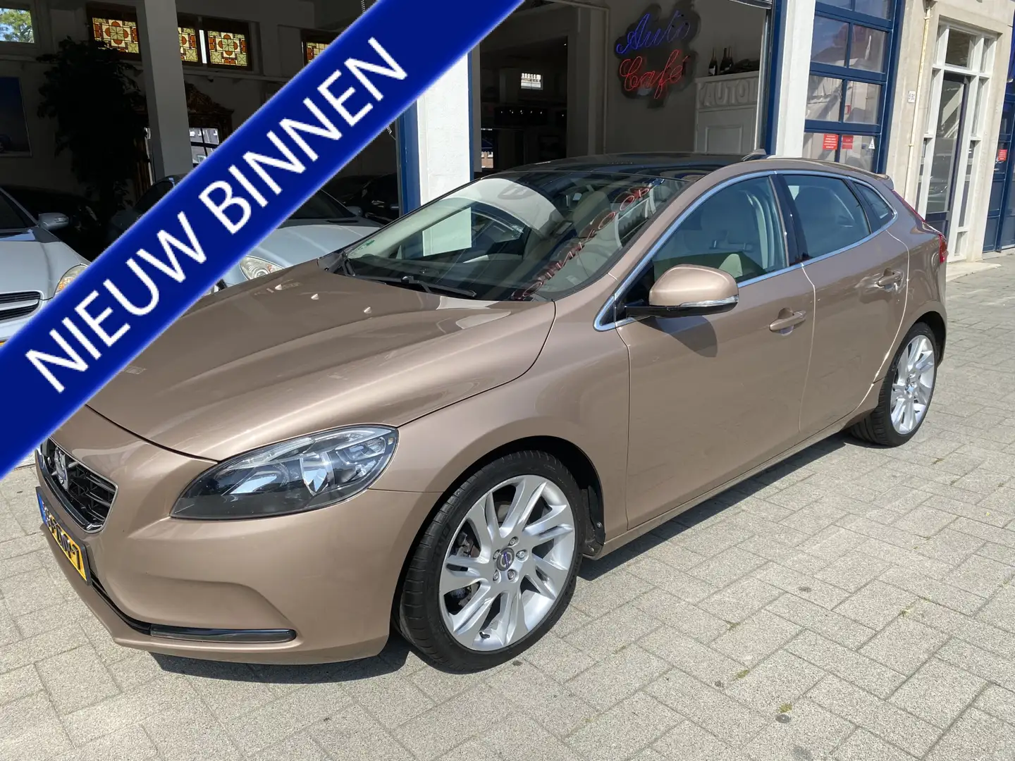 Volvo V40 1.6 T3 Momentum NL AUTO/PANO/NAVI/CAMERA/CLIMA Marrón - 1