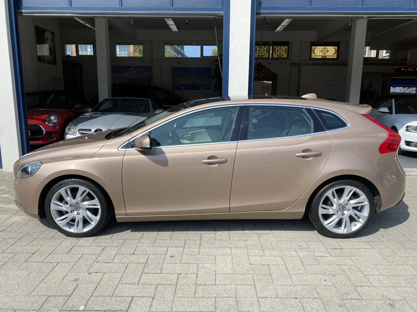 Volvo V40 1.6 T3 Momentum NL AUTO/PANO/NAVI/CAMERA/CLIMA Marrón - 2