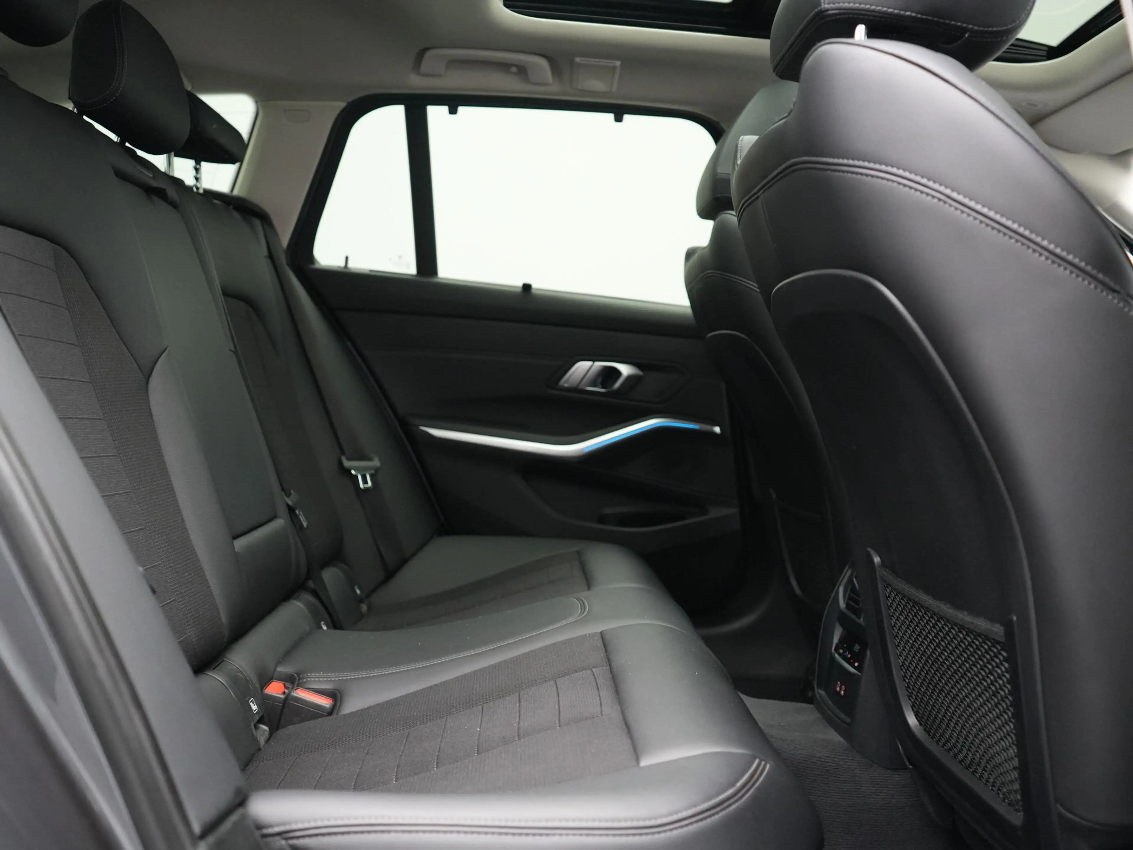 BMW 330 3-serie Touring 330e PHEV 293pk Dealer O.H. | Pano — photo 6