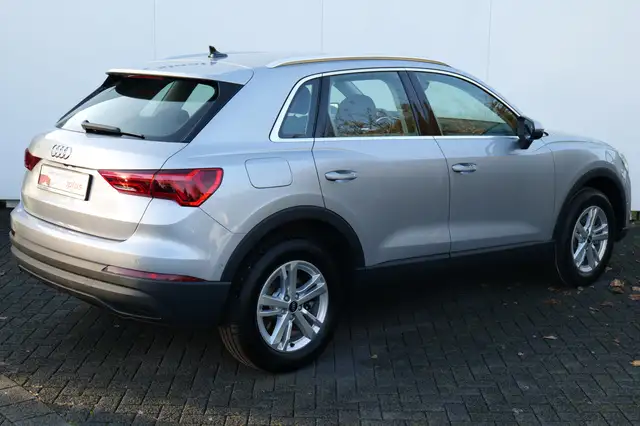 Audi Q3 view 5