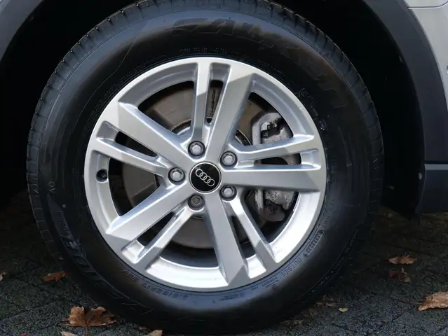 Audi Q3 view 6