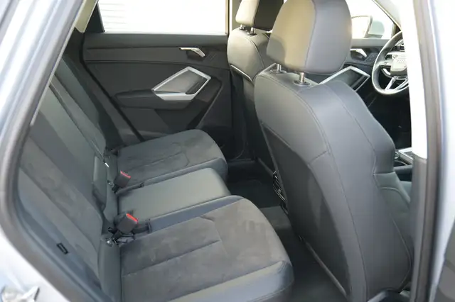 Audi Q3 view 11
