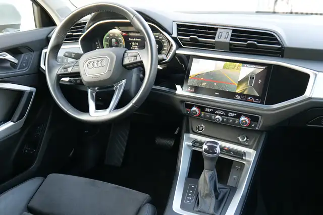 Audi Q3 view 3