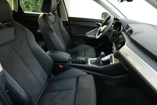 Audi Q3 view 10
