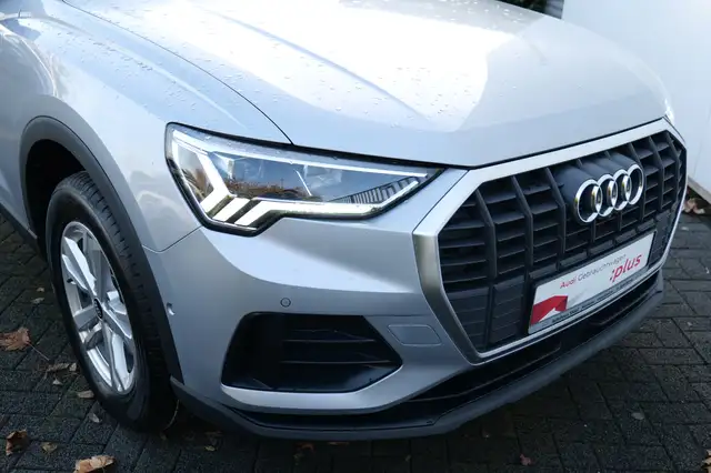 Audi Q3 view 9