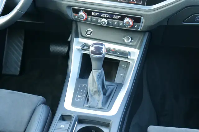 Audi Q3 view 13