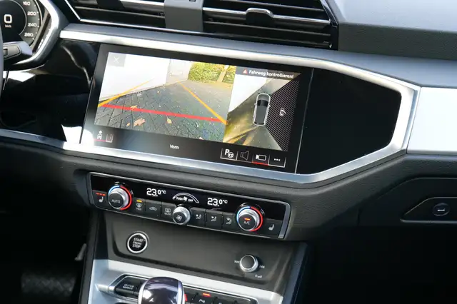 Audi Q3 view 12
