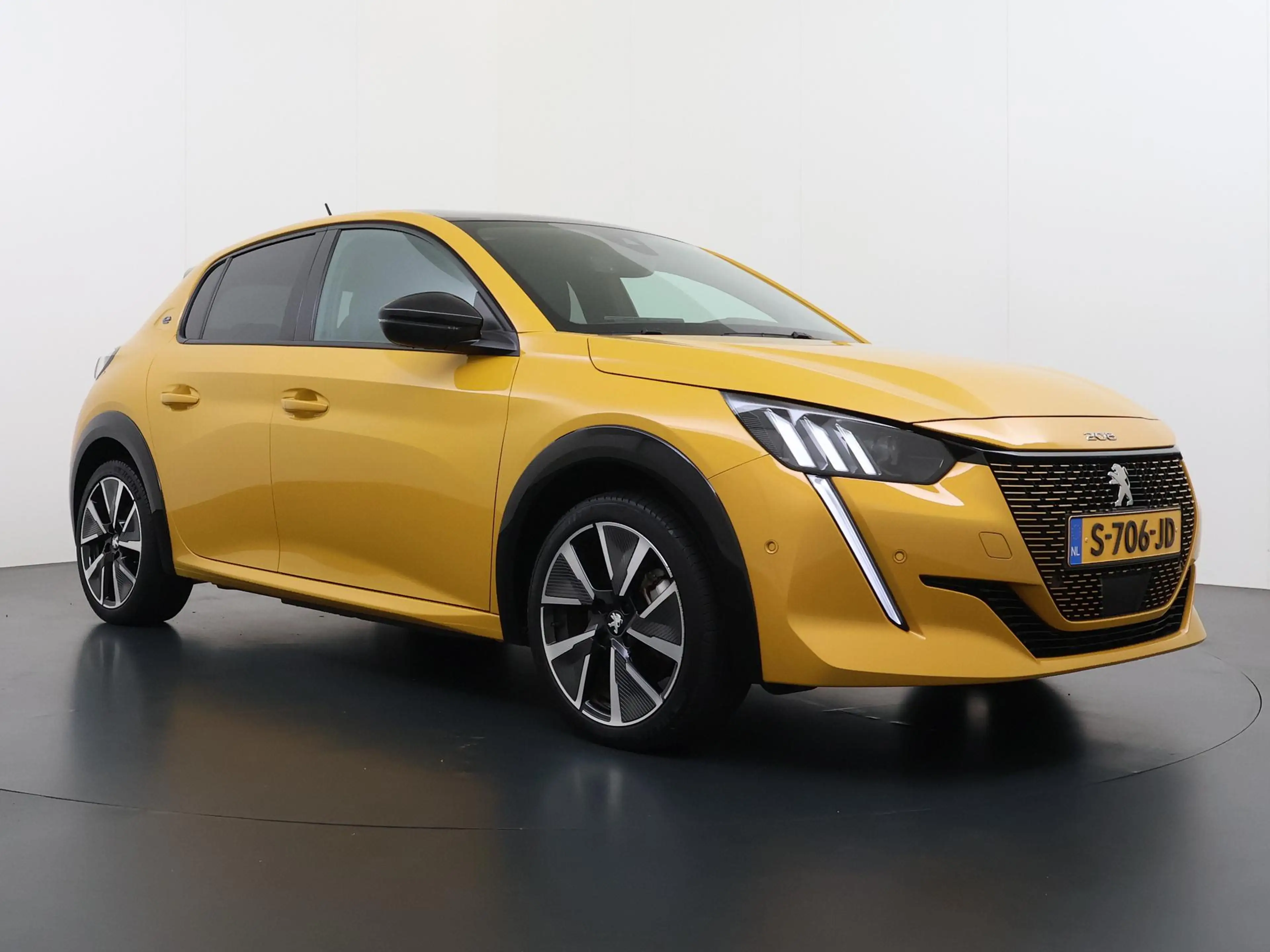 Peugeot e-208 GT 50 kWh 136pk | Navigatie | Panorama dak | Stoel — photo 2