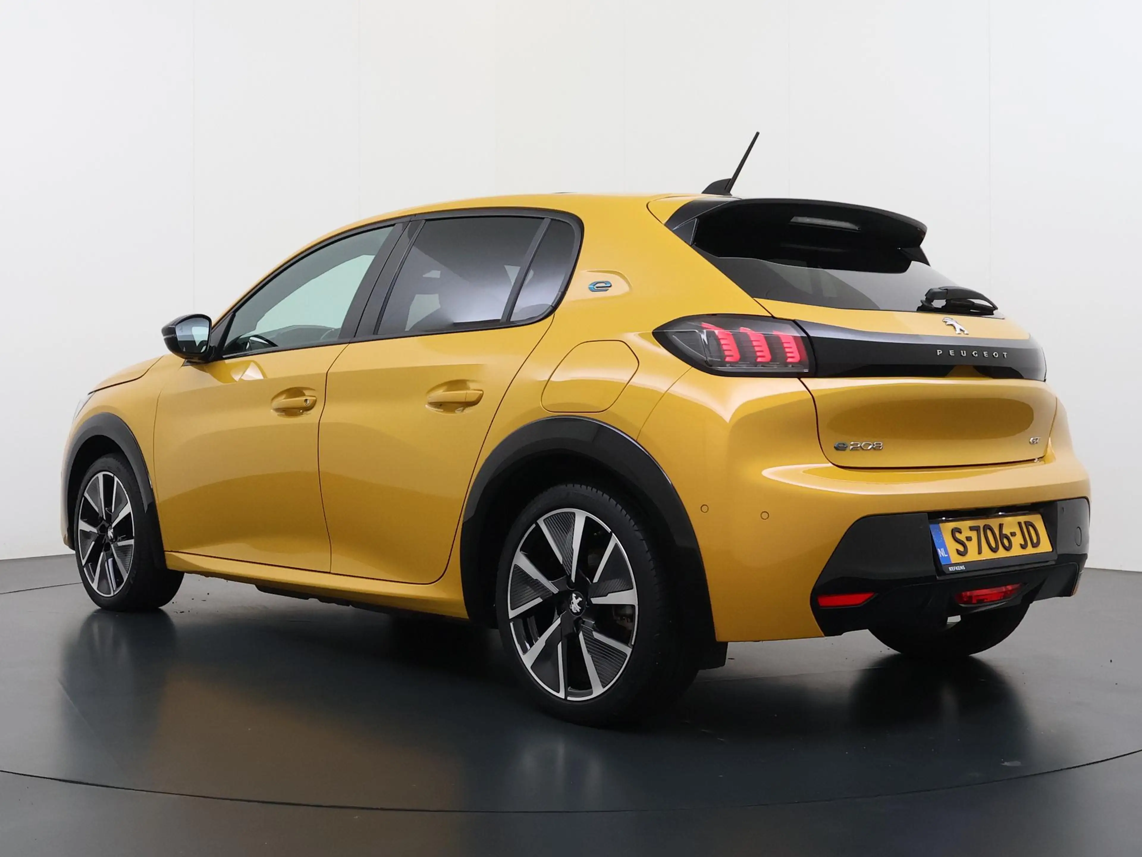 Peugeot e-208 GT 50 kWh 136pk | Navigatie | Panorama dak | Stoel — photo 5