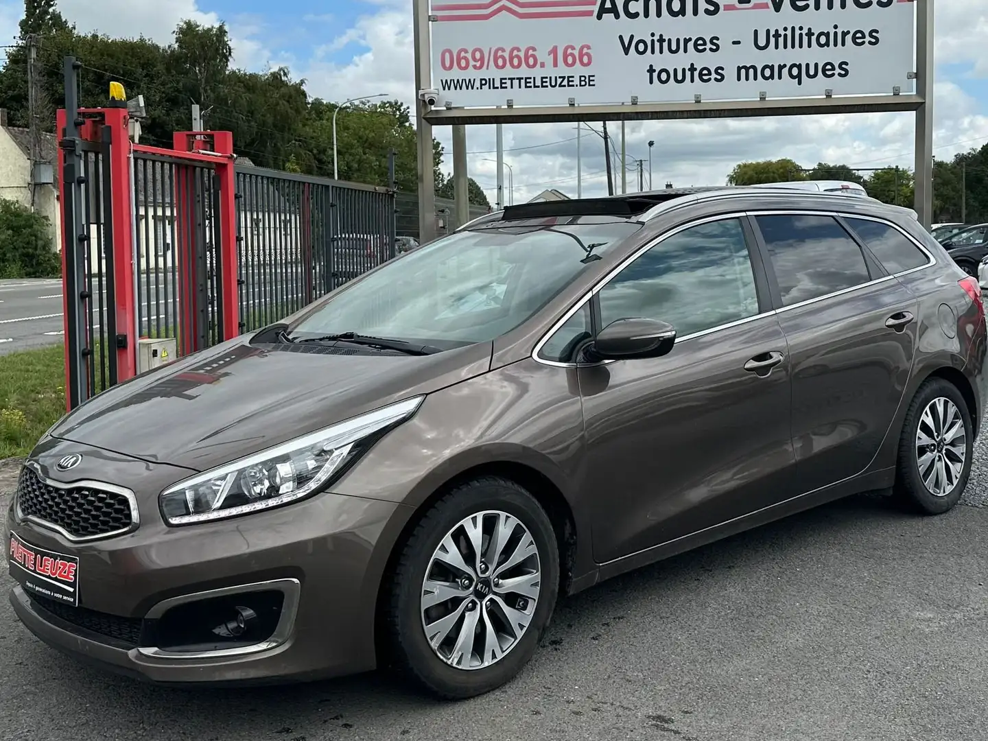 Kia Ceed / cee'd Cee'D 1.6 CRDi Navi/caméra statio/bluet/isofix Brons - 2
