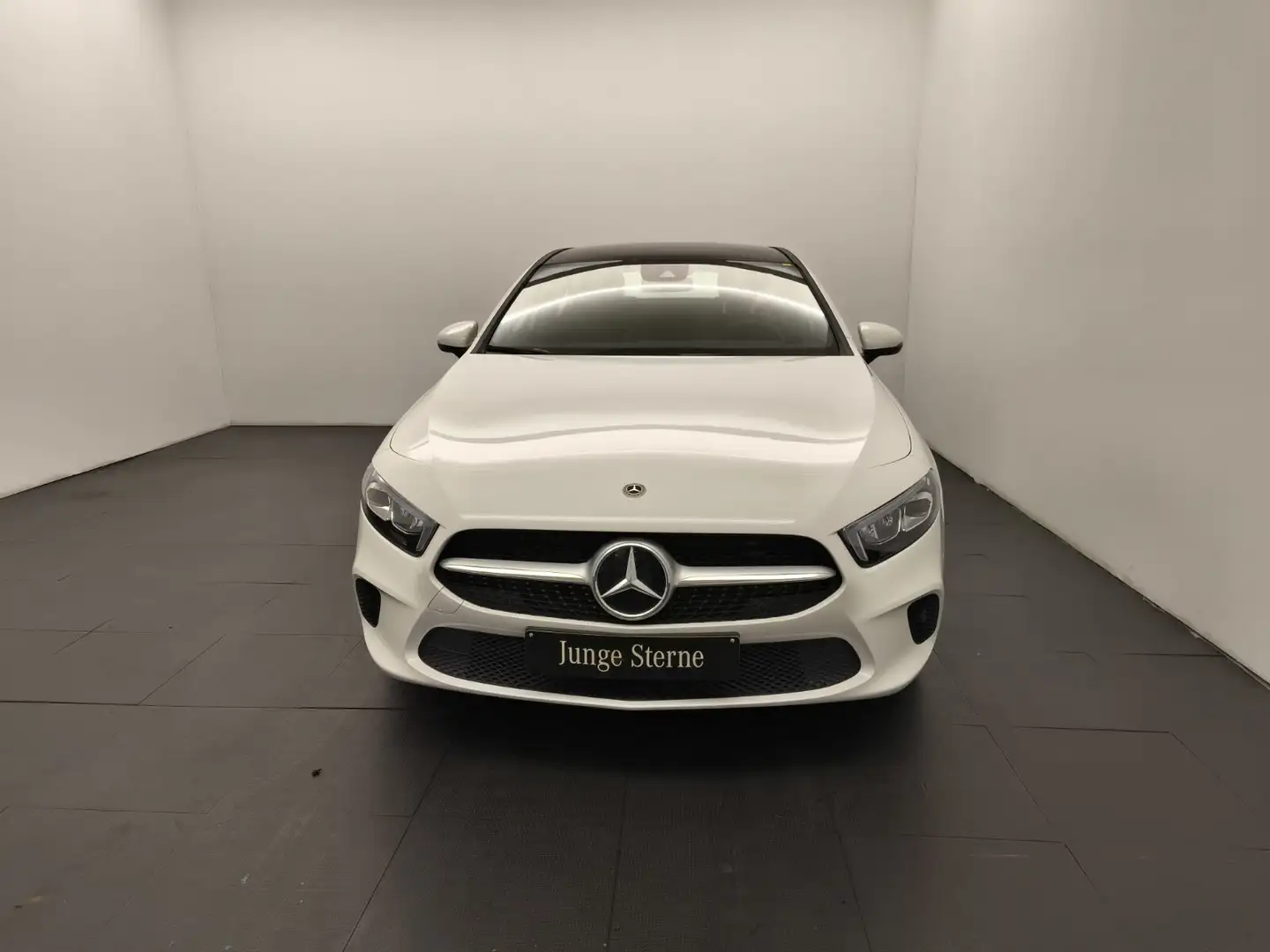 Mercedes-Benz A 180 A 180 Limo. Panorama Shzg. LED Navi Kamera MBUX Weiß - 2