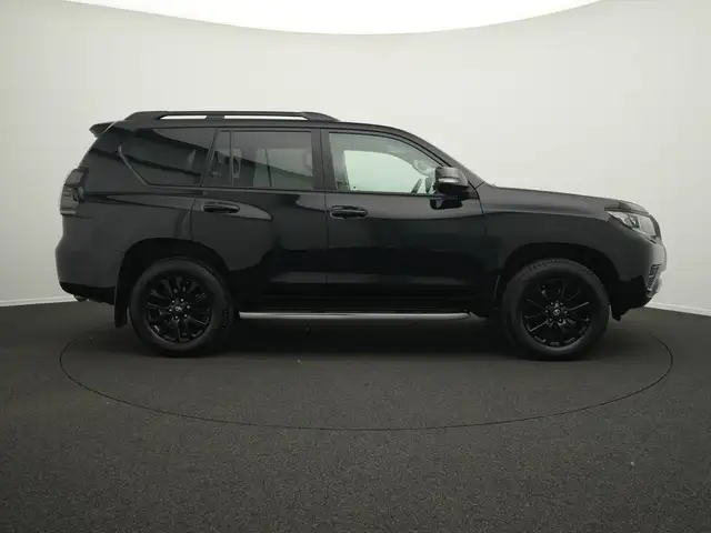 Toyota Land Cruiser view 5