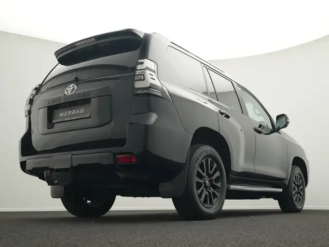 Toyota Land Cruiser view 11