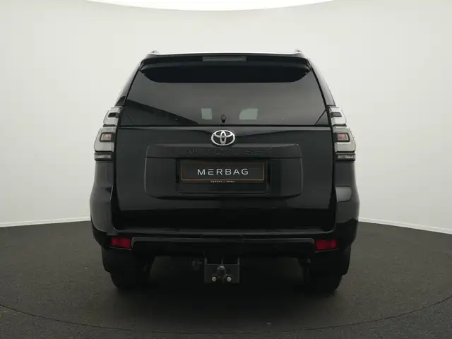 Toyota Land Cruiser view 4