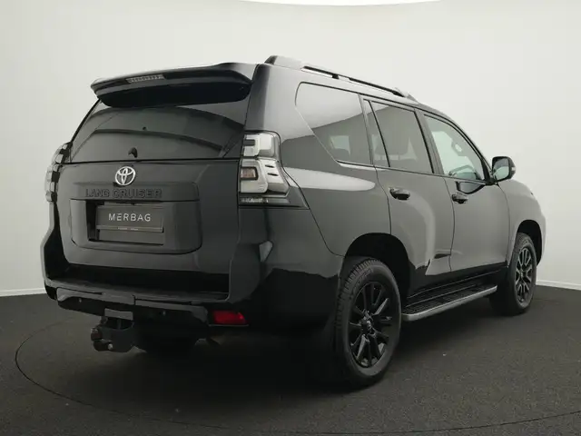Toyota Land Cruiser view 3