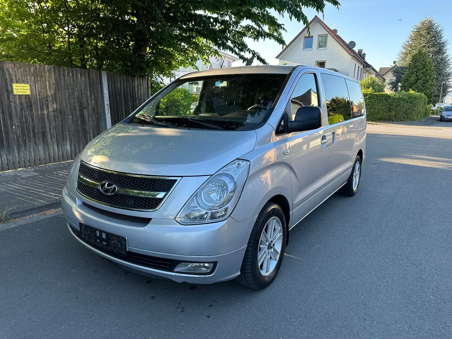 Hyundai H-1 Travel 8 Sitzer Plateado - 1