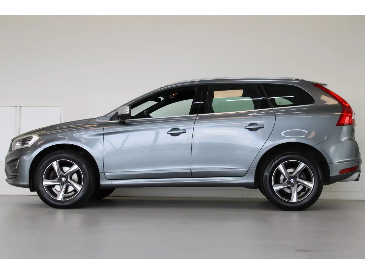 Volvo XC60 T5 245PK R-Design | Power Seats | Stoelverwarming Gris - 2