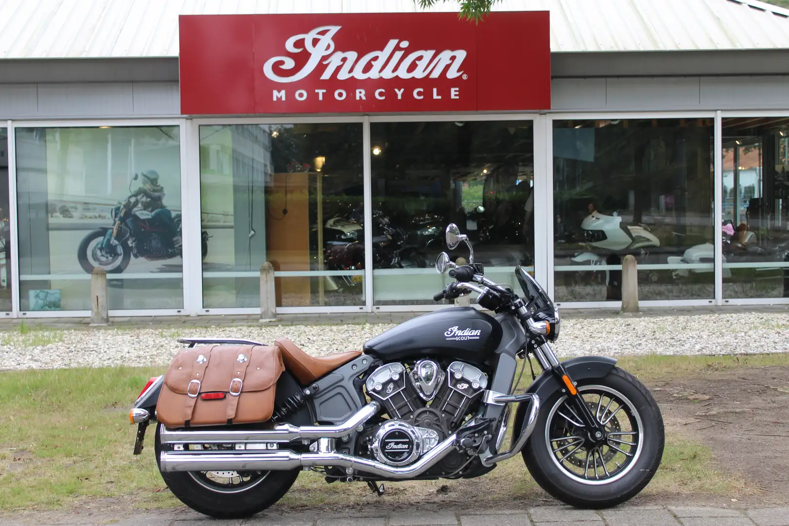 Indian Scout Zwart - 1
