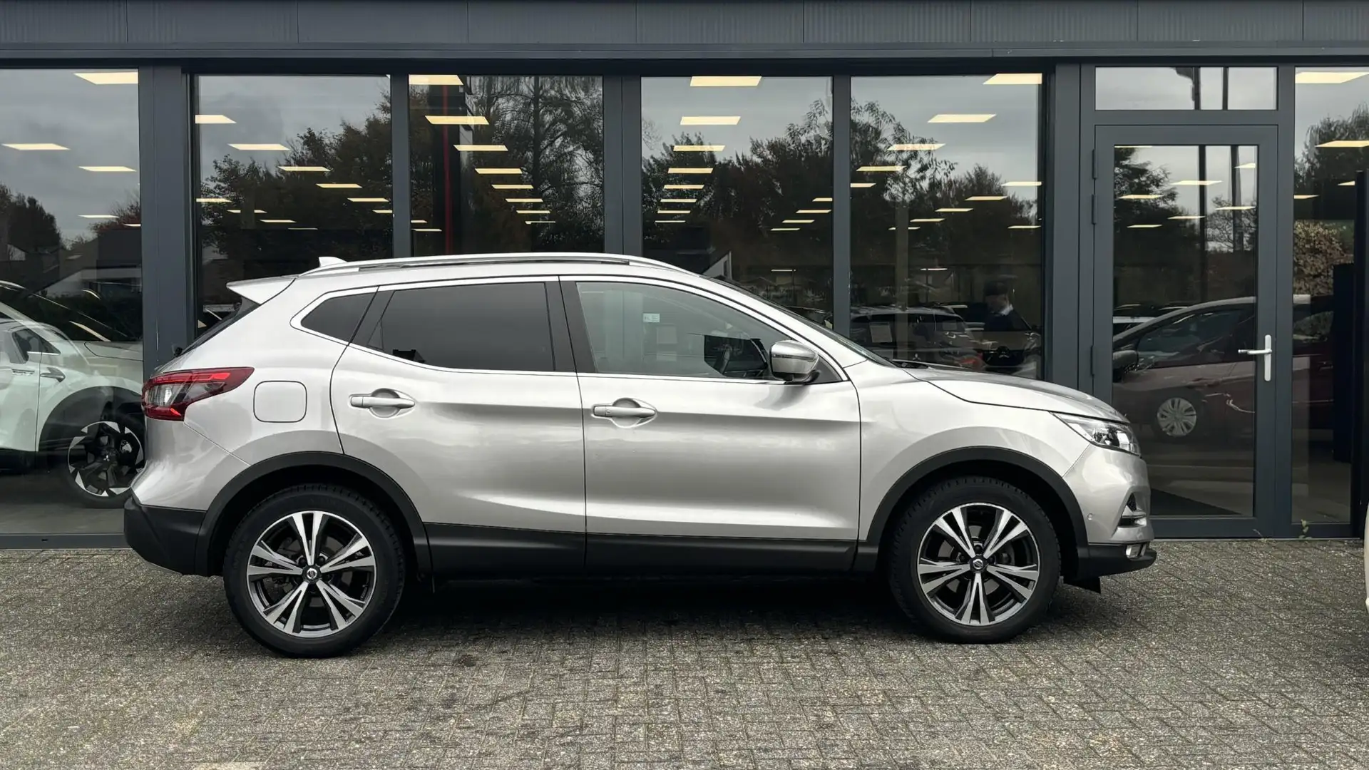 Nissan Qashqai 1.2 N-Connecta | Panoramadak | Trekhaak Gris - 2