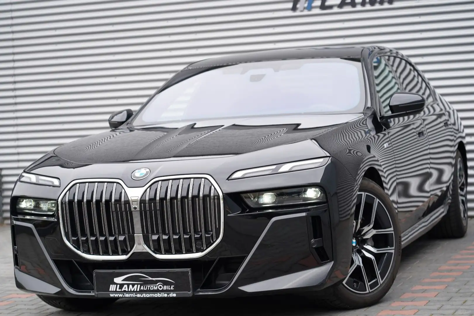 BMW 740 d xDrive M Sport SKYLOUNGE ICONIC 360 HUD B&W Schwarz - 1
