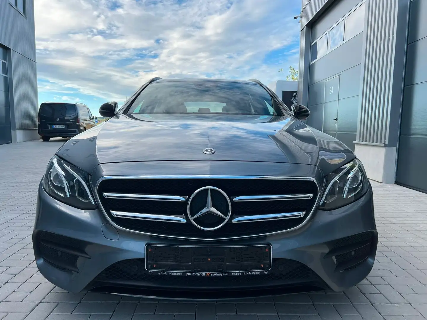 Mercedes-Benz E 300 d AMG Night Burmeist Keyless Widescreen Grau - 2