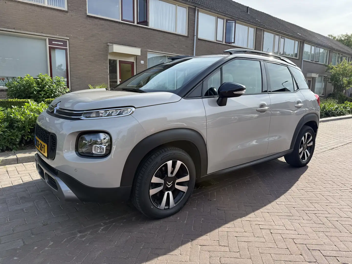 Citroen C3 Aircross 1.2 PT S&S Shine Grijs - 1