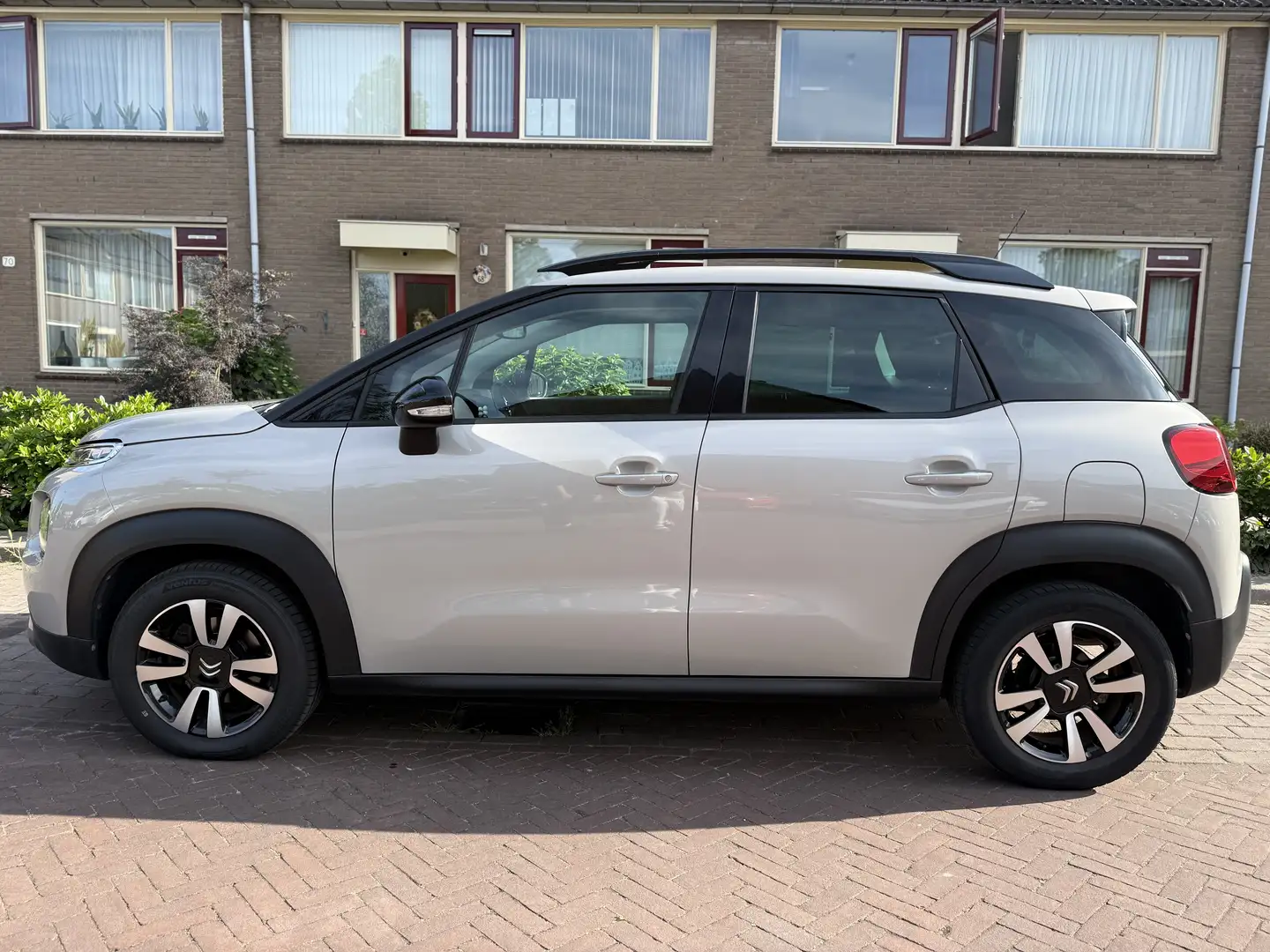 Citroen C3 Aircross 1.2 PT S&S Shine Grijs - 2