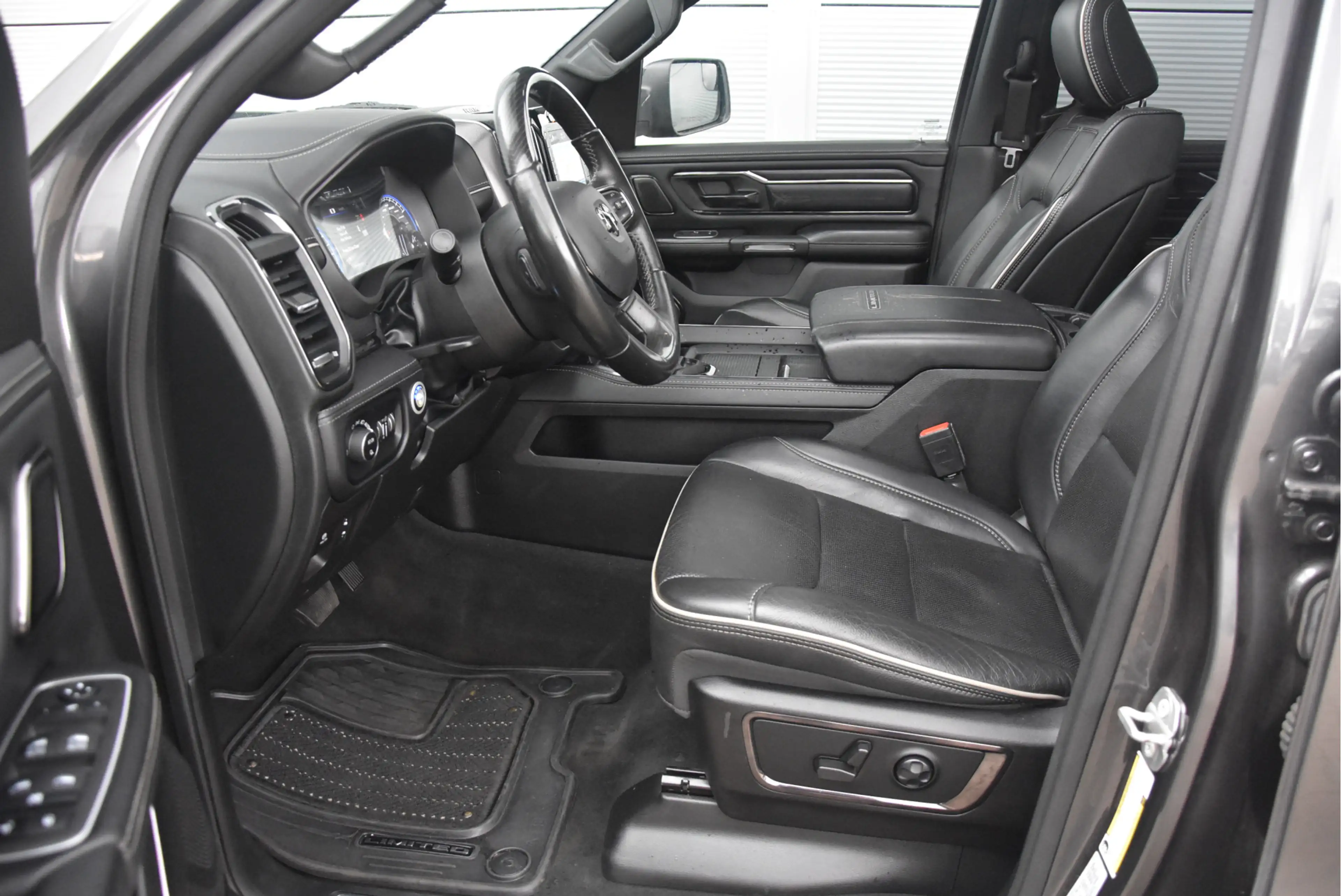 Dodge RAM 1500 5.7 V8 4x4 Crew Cab Limited | Night pack | — photo 25