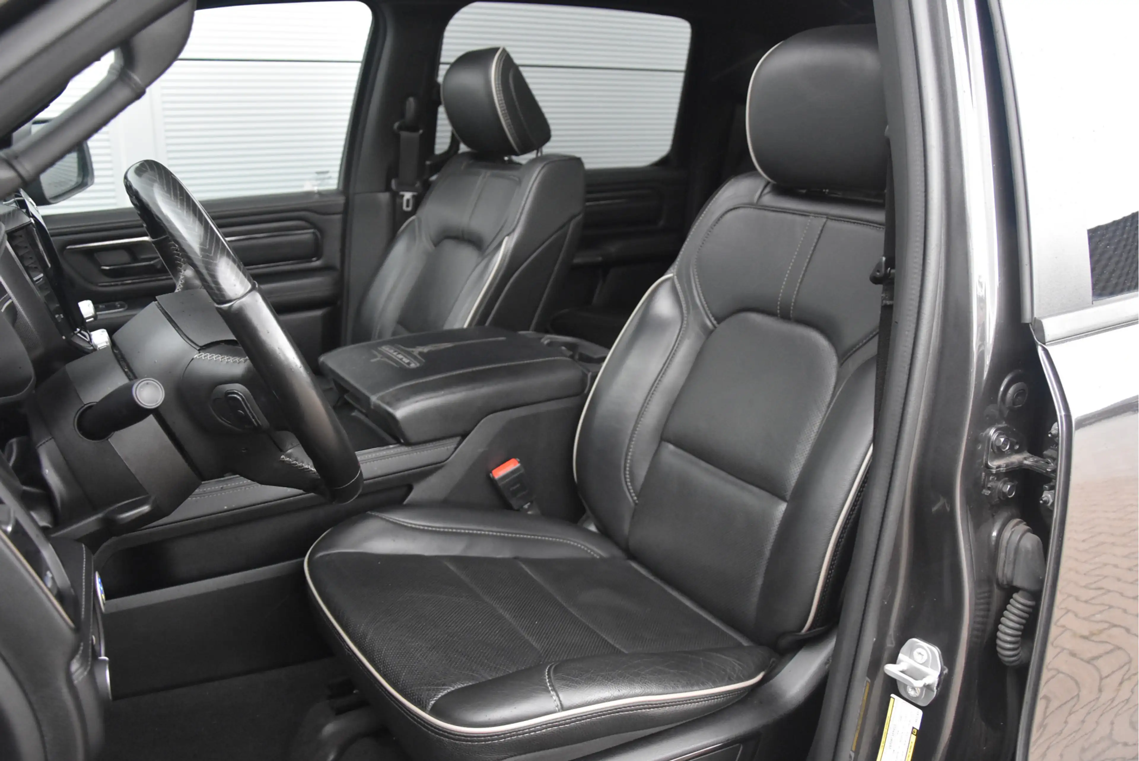 Dodge RAM 1500 5.7 V8 4x4 Crew Cab Limited | Night pack | — photo 26