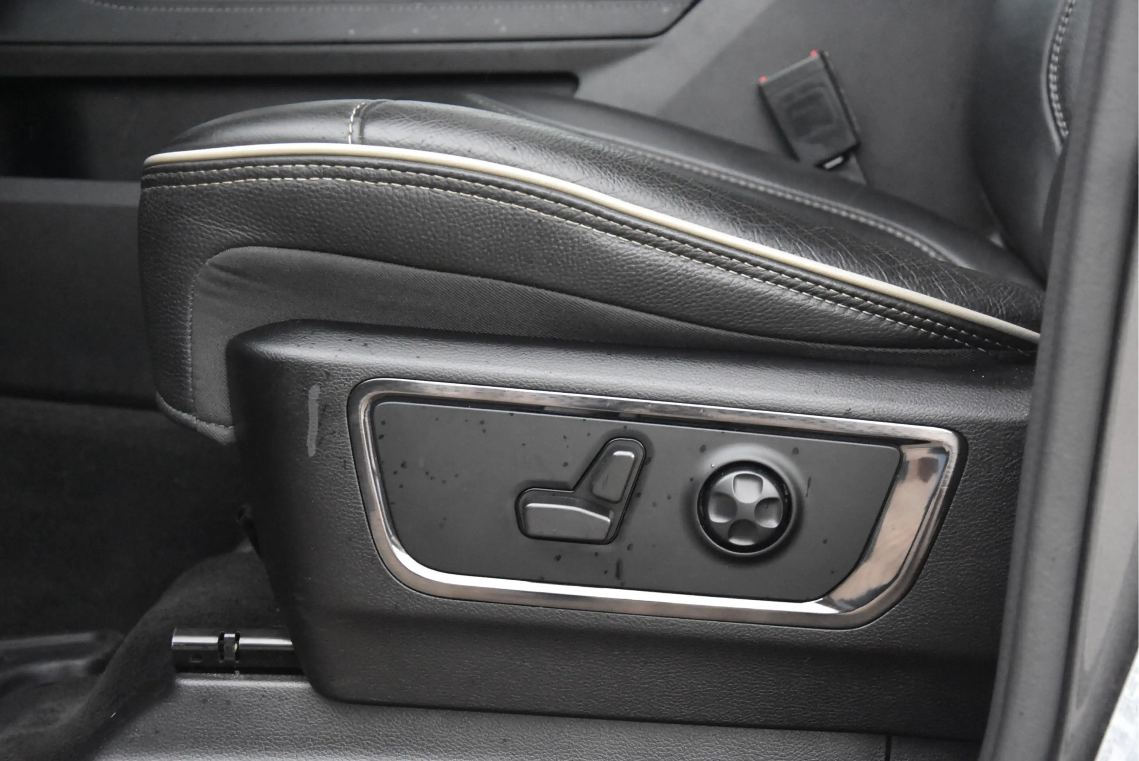 Dodge RAM 1500 5.7 V8 4x4 Crew Cab Limited | Night pack | — photo 27