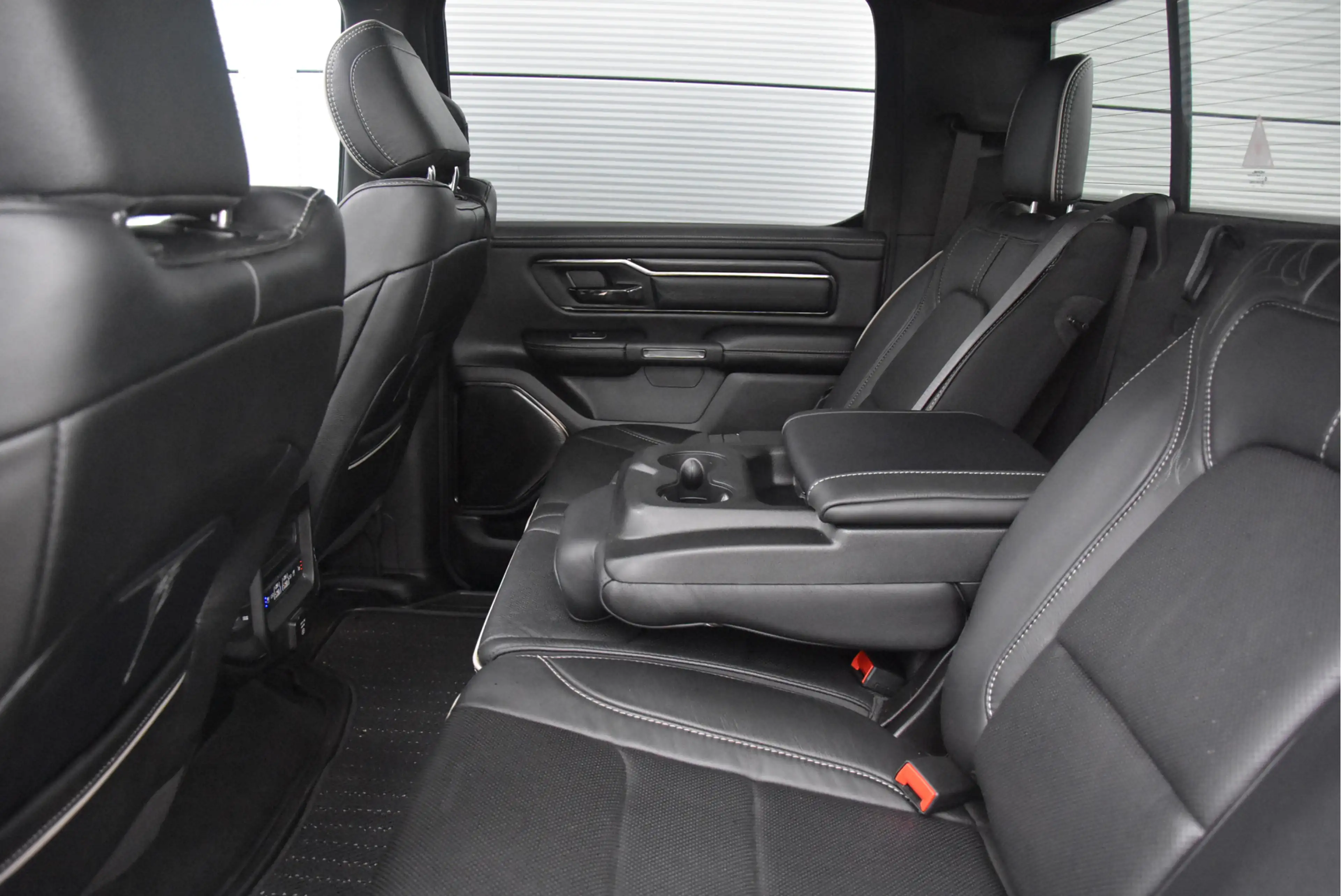 Dodge RAM 1500 5.7 V8 4x4 Crew Cab Limited | Night pack | — photo 24