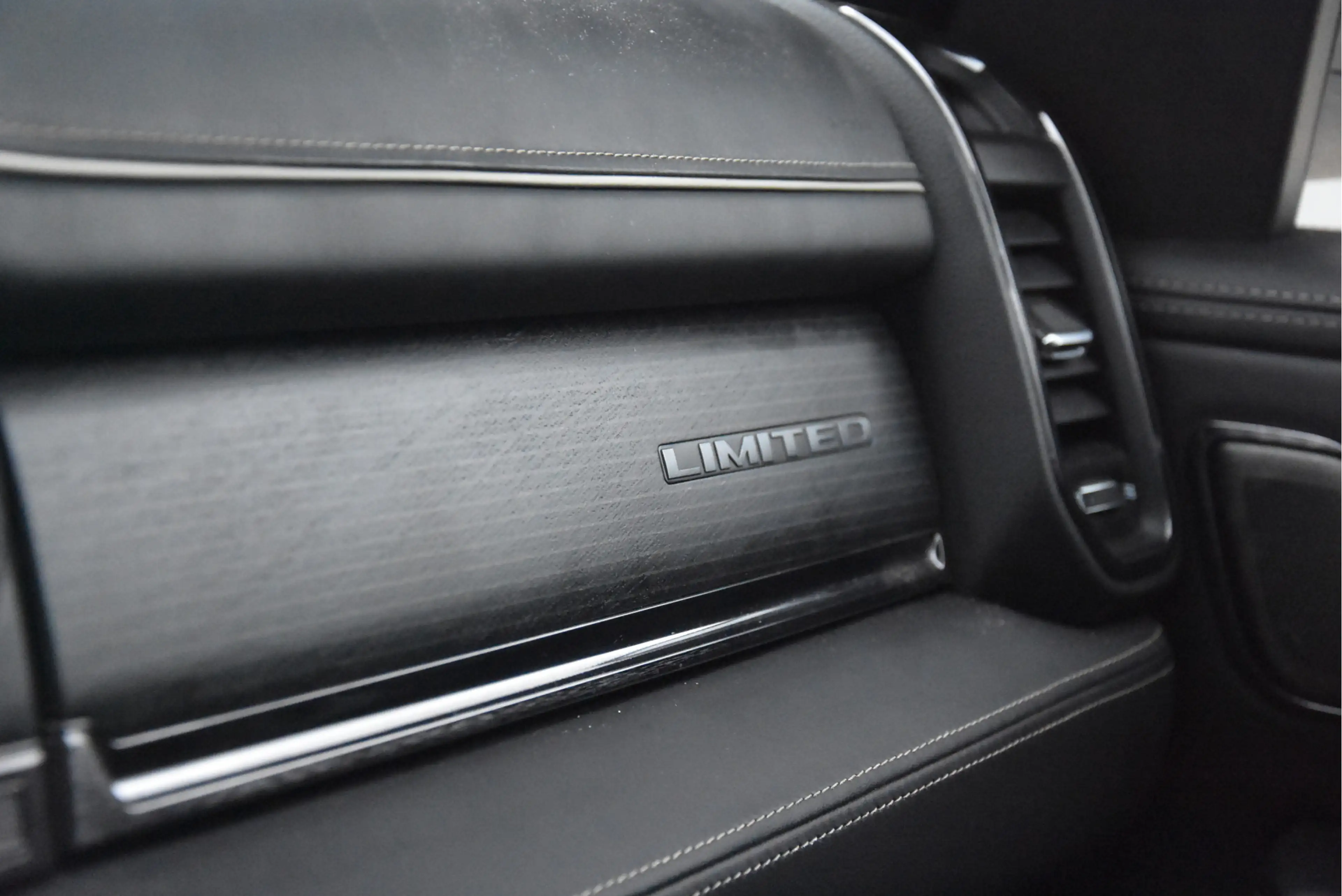 Dodge RAM 1500 5.7 V8 4x4 Crew Cab Limited | Night pack | — photo 8