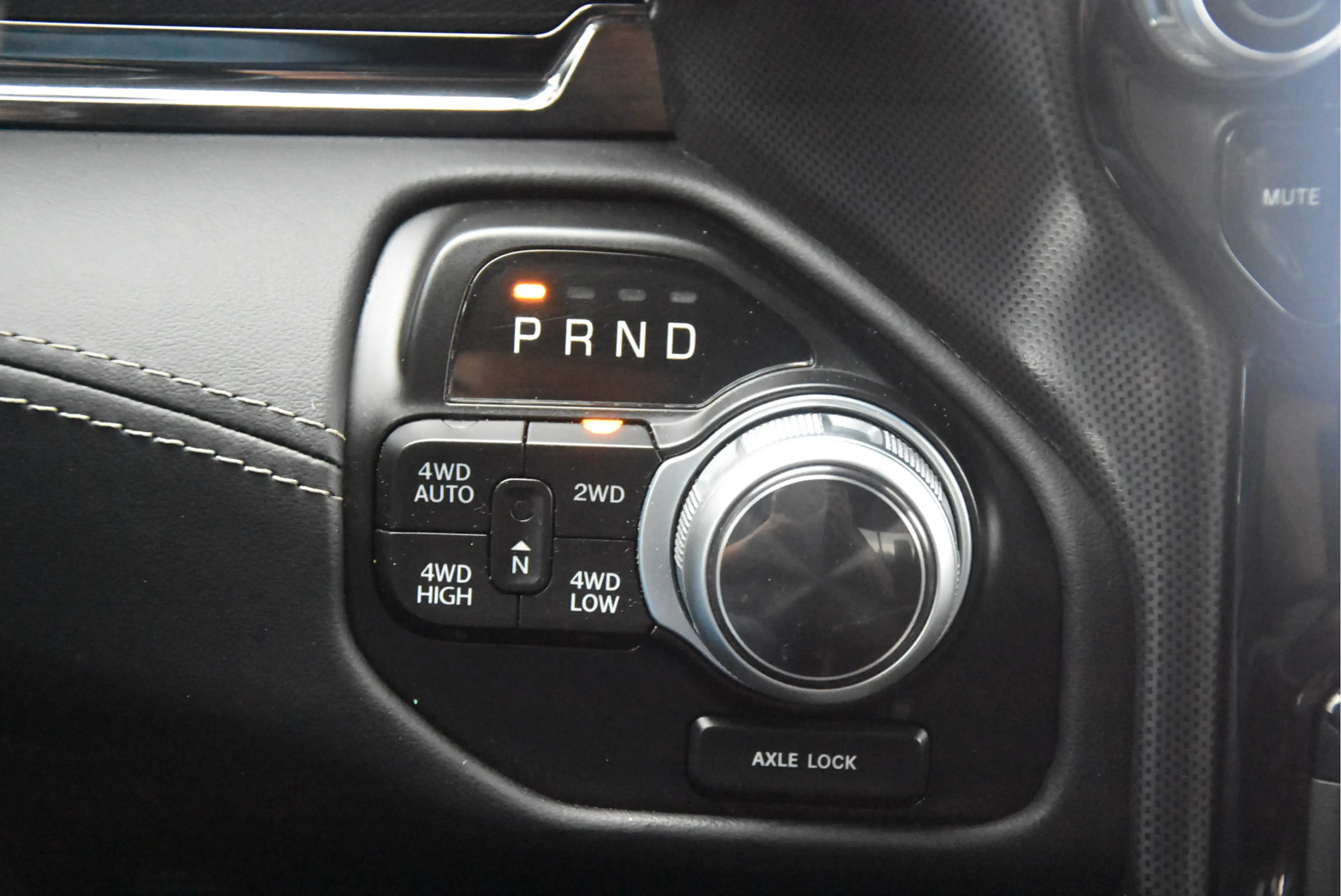 Dodge RAM 1500 5.7 V8 4x4 Crew Cab Limited | Night pack | — photo 7